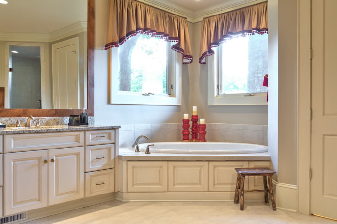 lambrequin in the form of an arch in the interior