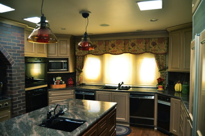 lambrequin in combination with blinds