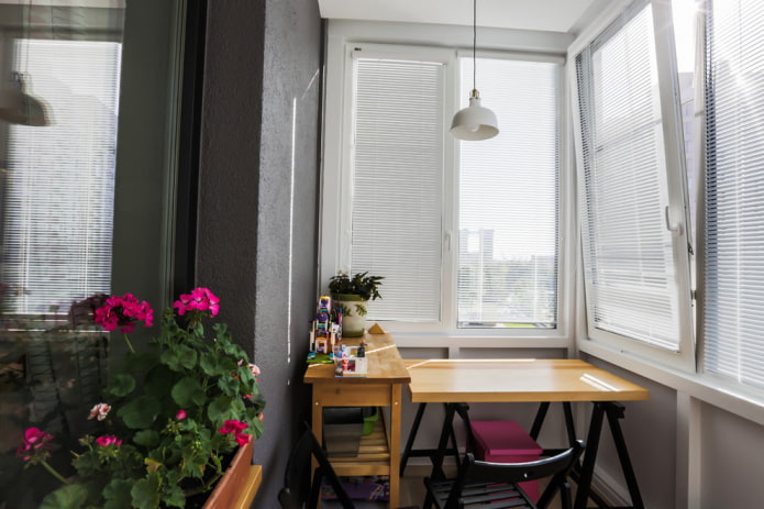 horizontal blinds on the loggia