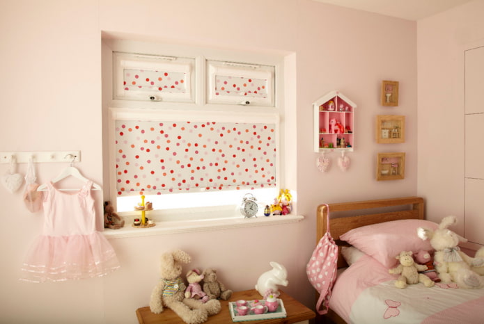 blinds on the window with vents