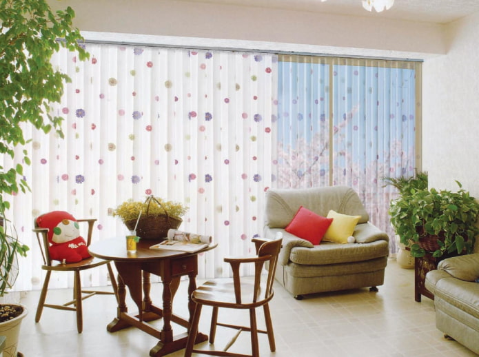 blinds with flowers in the interior of the living room