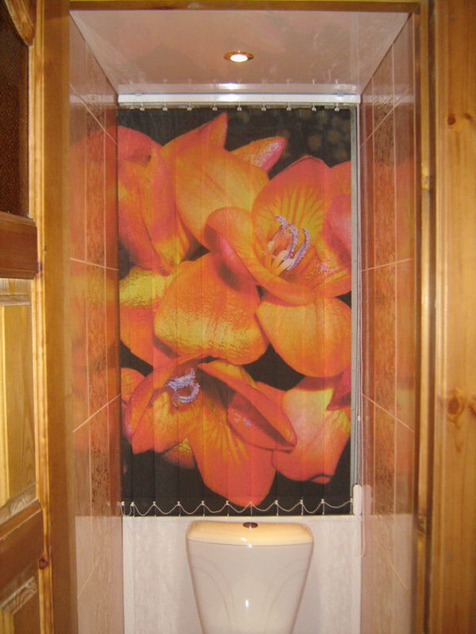 vertical slats in the bathroom