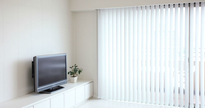 white plastic blinds