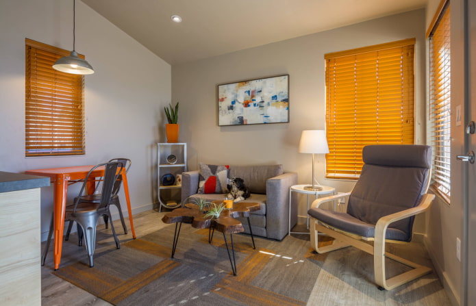 horizontal slats in yellow in the living room