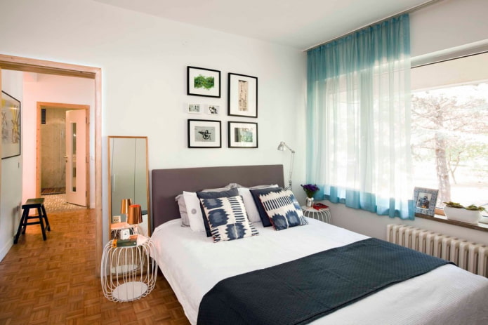 curtains of turquoise color in the bedroom