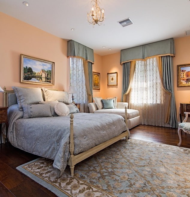 curtains in combination with a lambrequin in the bedroom