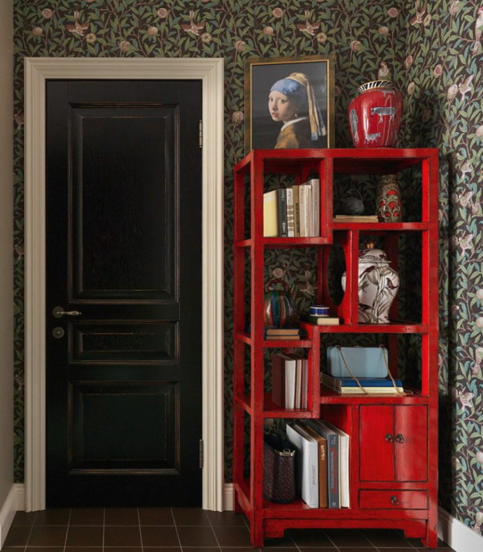 Floristry on the walls in the hallway