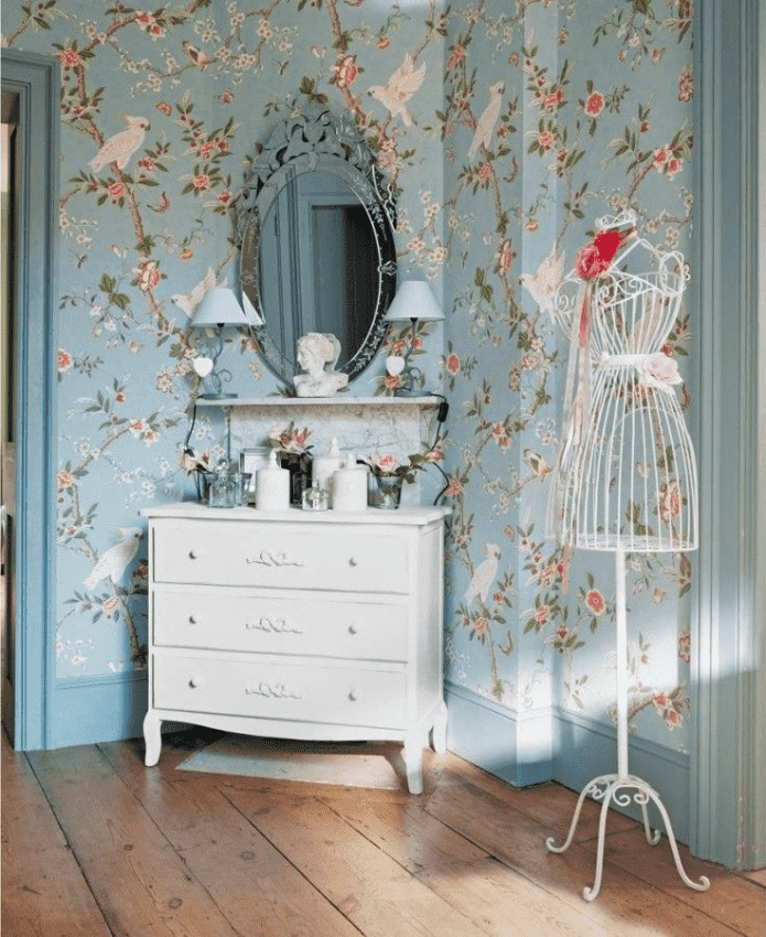 Drawing of birds on the wallpaper