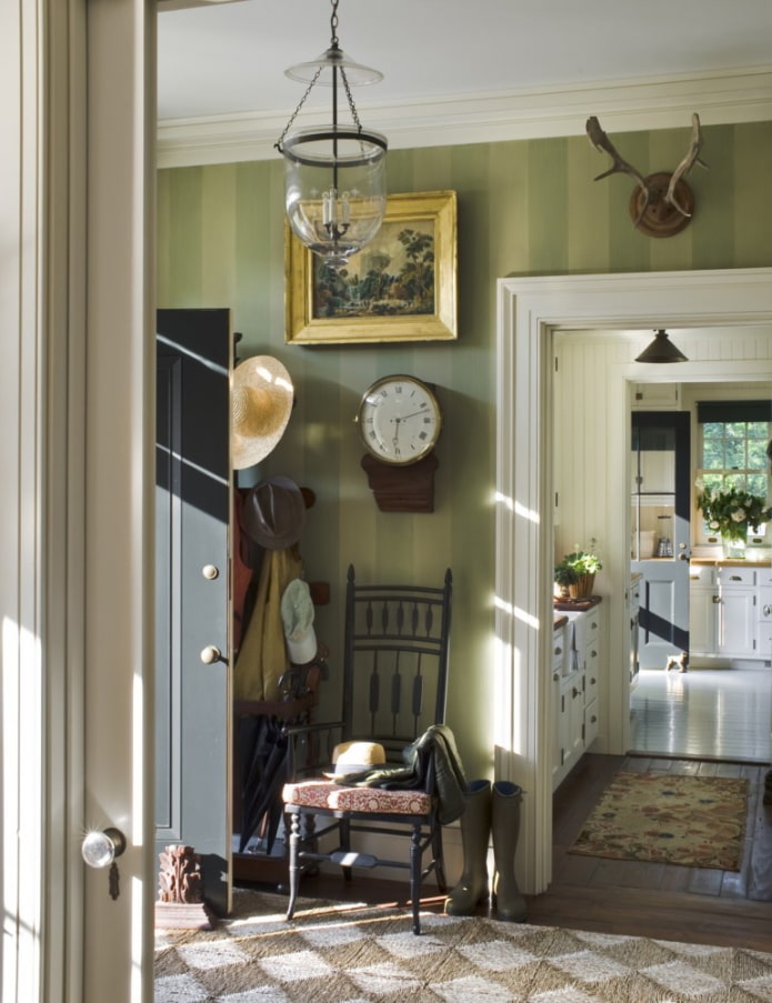 Wallpaper with stripes in the hallway