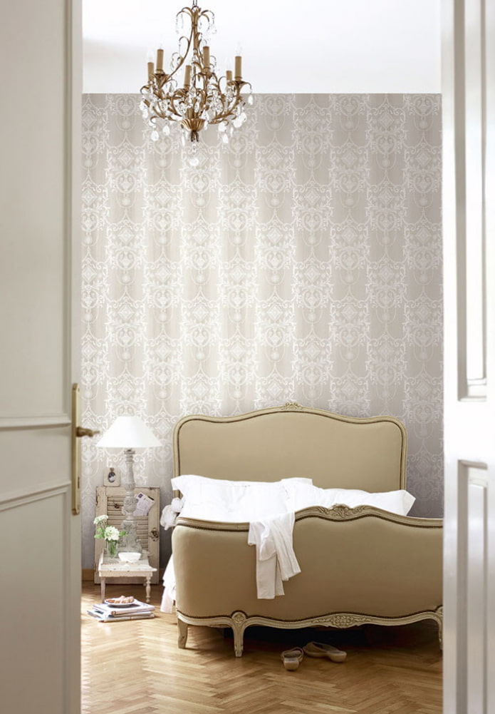 heraldic wallpaper pattern in the bedroom