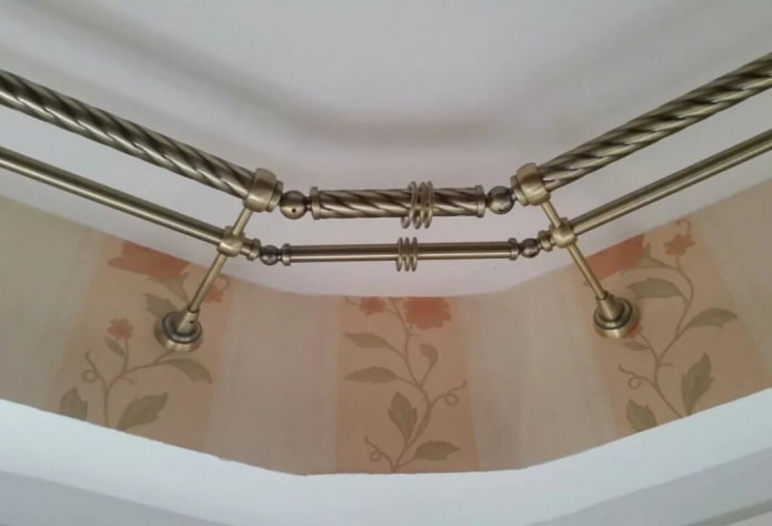 gold-colored wall cornice gold-colored wall cornice