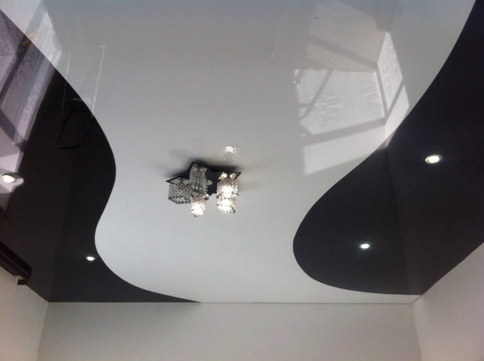 Single-level ceiling in two colors Single-level ceiling in two colors