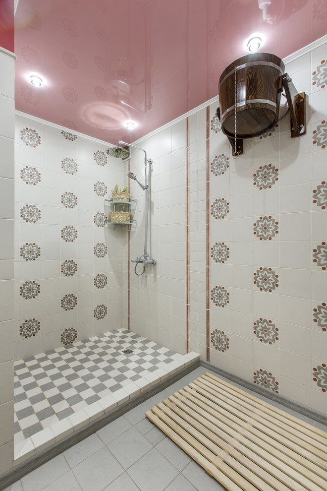 single-level ceiling in the bathroom interior