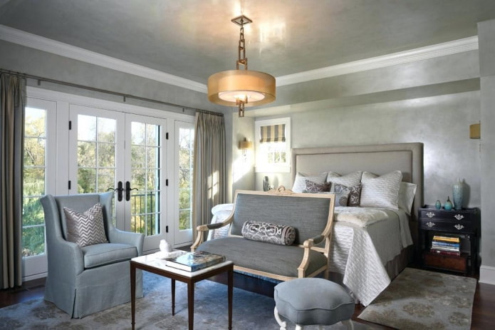 decorative plaster on the ceiling in the bedroom