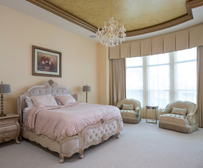 decorative plaster on the ceiling in the bedroom
