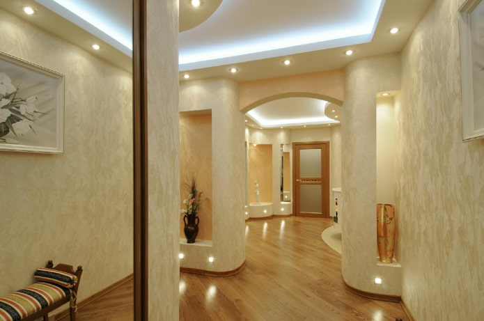 dividing arch in the interior of the hallway