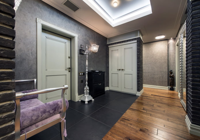 combined walls in the interior of the hallway