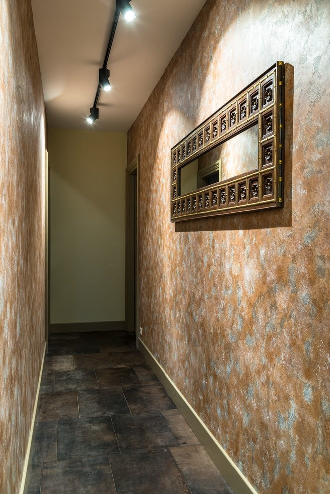 plaster in the interior of the corridor