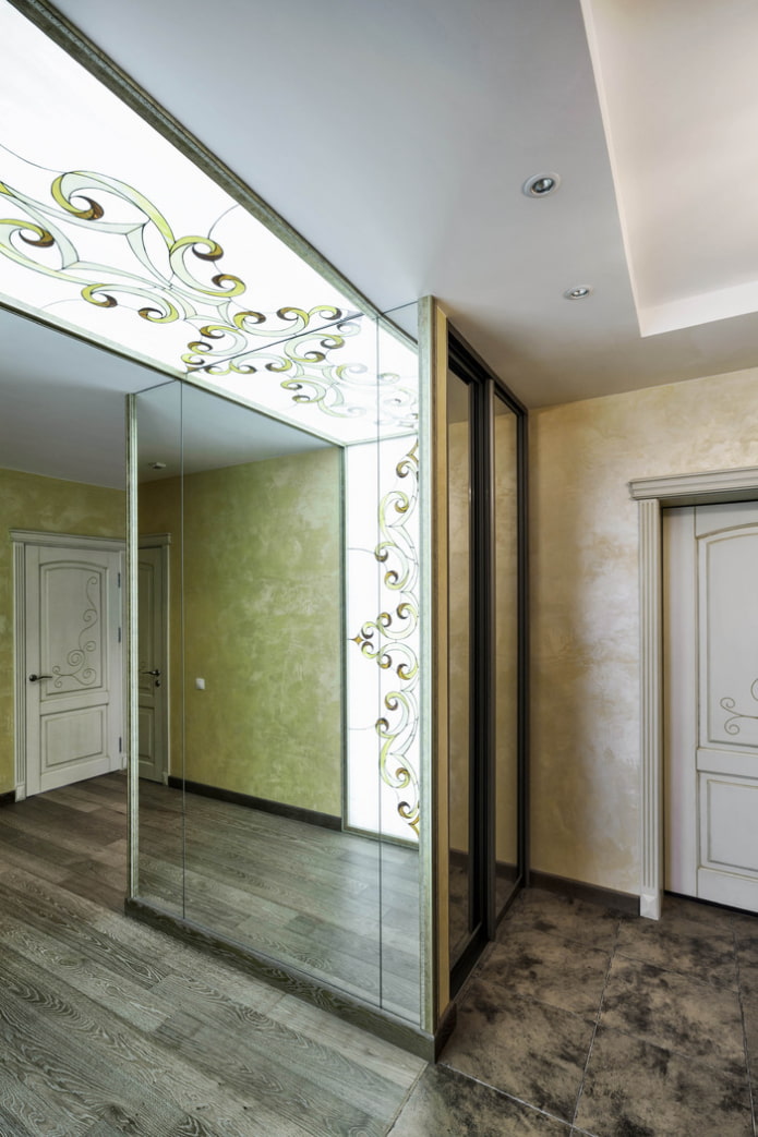 colored plaster in the interior of the hallway