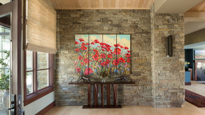 painting with flowers in the interior of the hallway