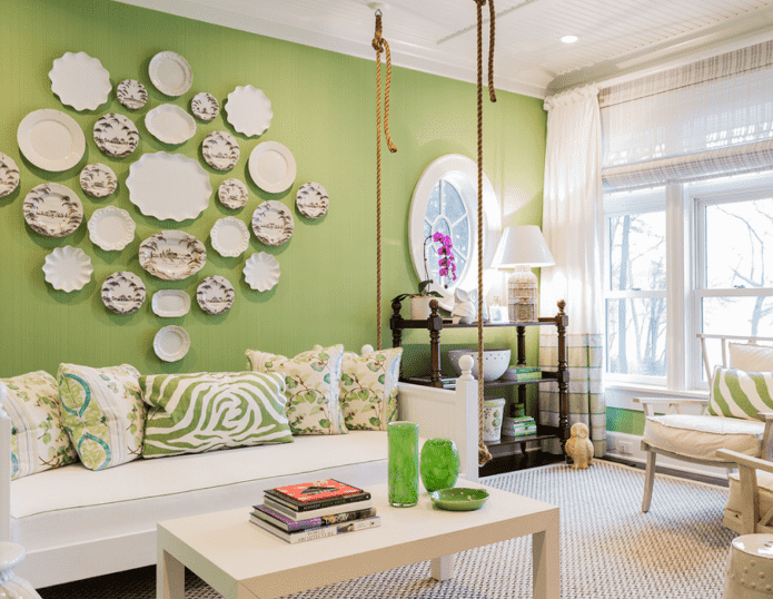 wall decor in the form of plates in the interior
