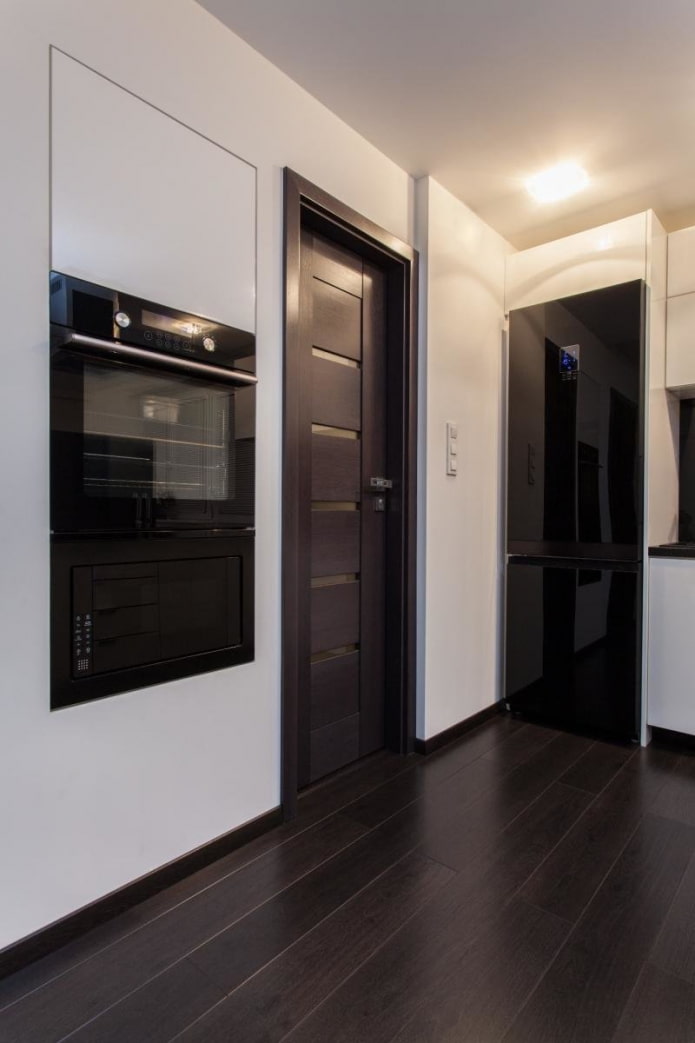 interior doors in wenge color in the kitchen