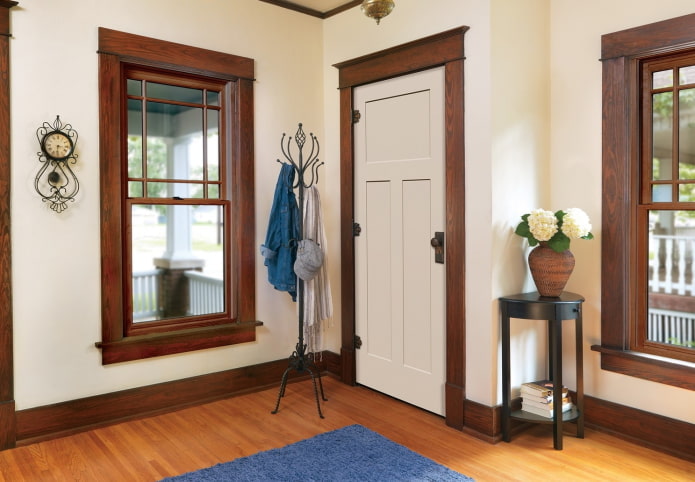 light-colored doors combined with skirting boards in the interior