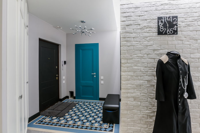 doors of different colors in the interior of the hallway