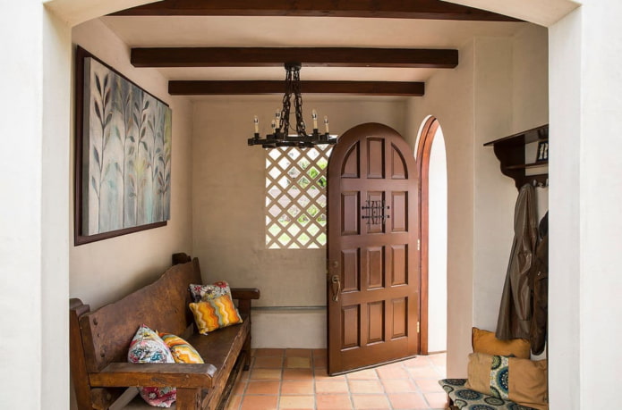 arched door in the interior of the hallway