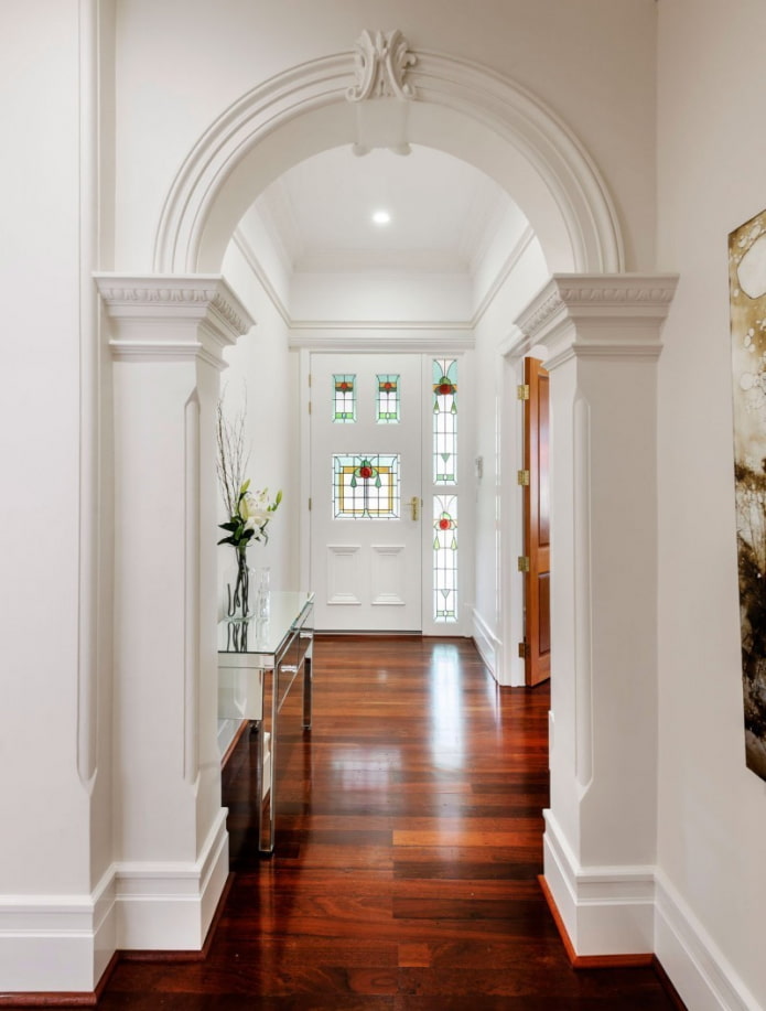 stucco arch in the interior of the corridor