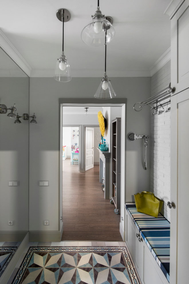 square arch in the interior of the hallway