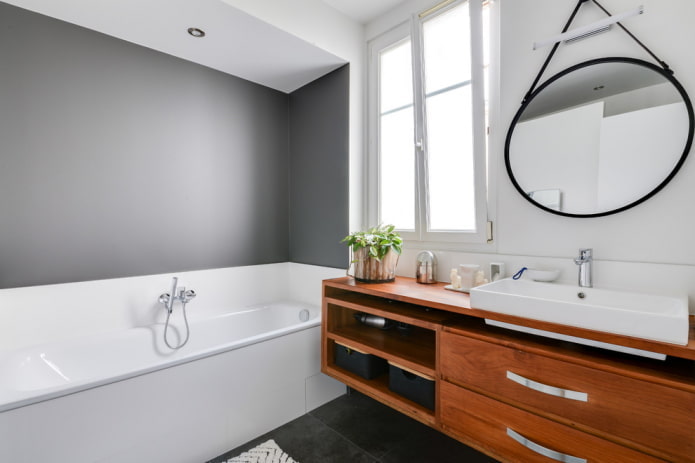 niche with a bathtub in the interior of the bathroom