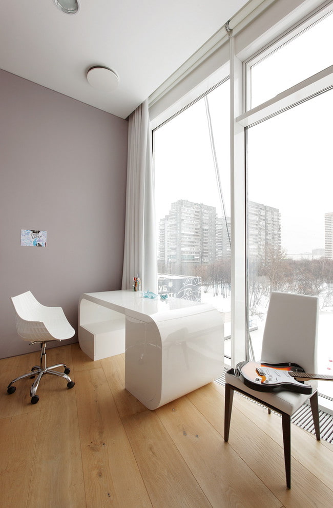 writing desk with rounded top in the interior