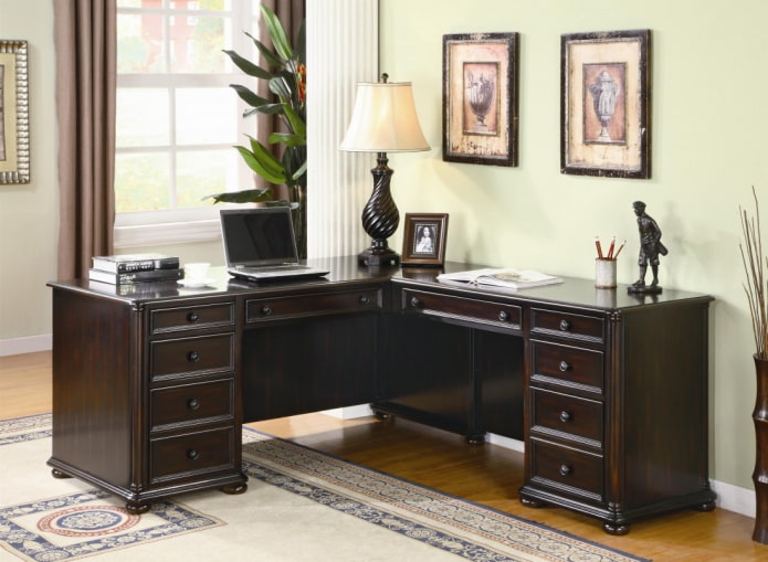 computer large table in the interior