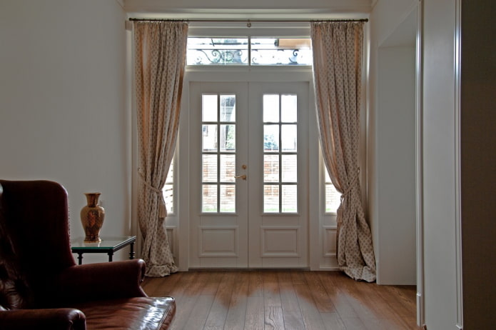 entrance sheet with transom in the interior entrance sheet with transom in the interior