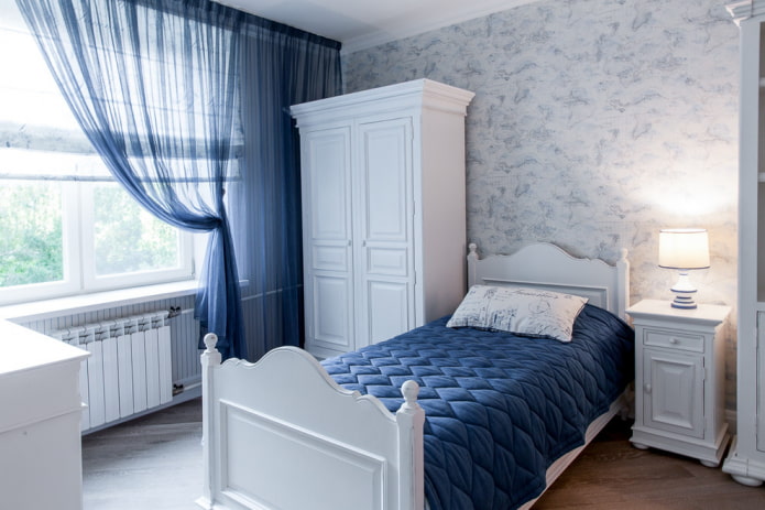 bed with a quilted bedspread in the bedroom