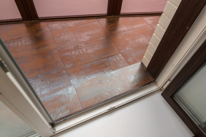 tiles on the sill in the interior of the balcony