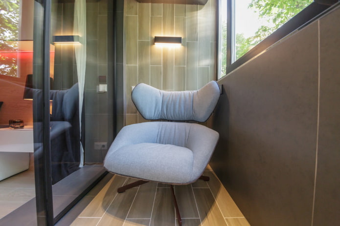 tiles with a breakdown layout on the balcony