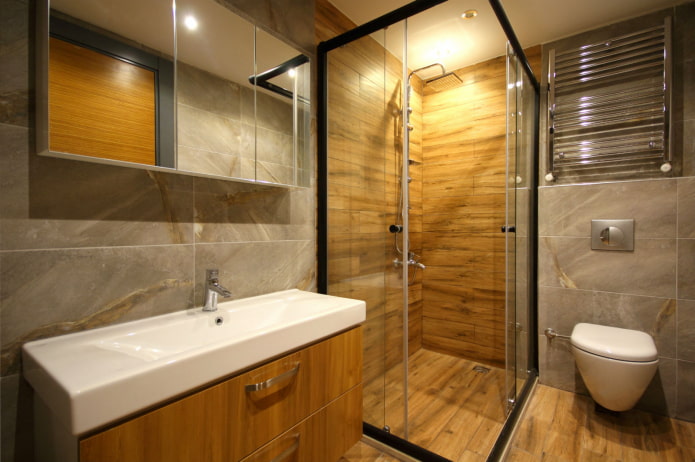 the combination of wood-like tiles with marble in the bathroom interior