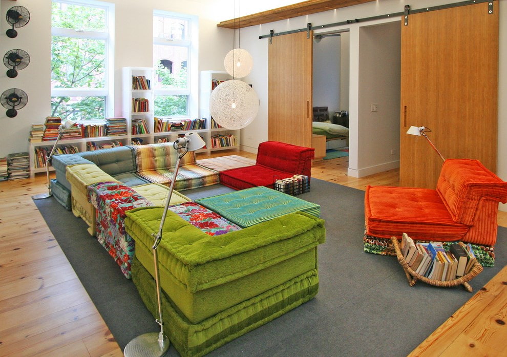 Carriage brace on a modular sofa Carriage brace on a modular sofa