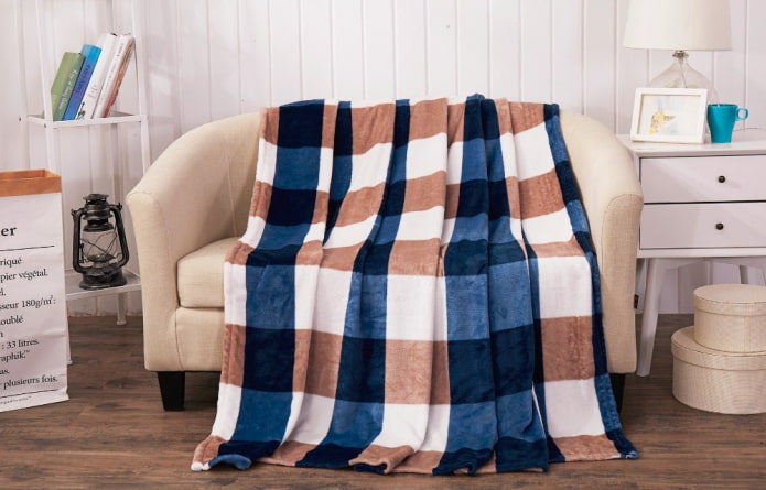 plaid cape for the sofa in the interior