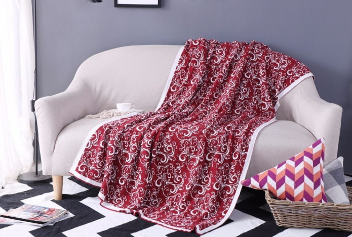 burgundy cover for the sofa in the interior