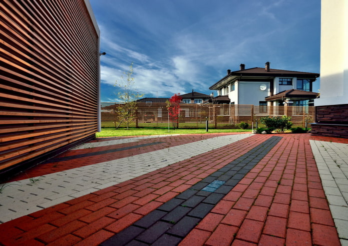 Layout of rectangular pavement tiles