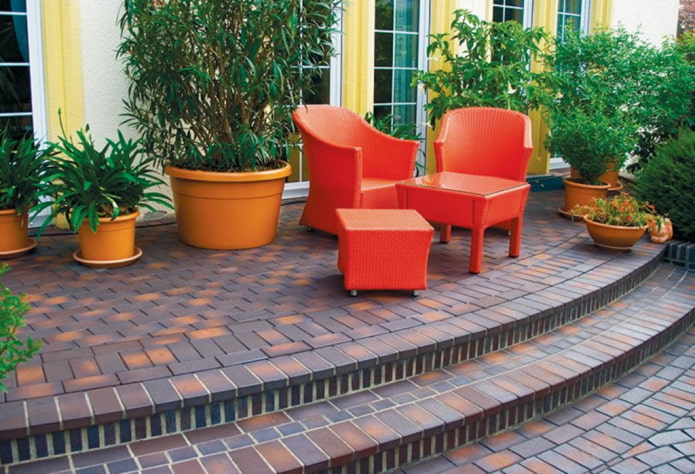 porch with street tiles
