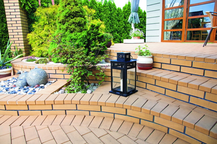porch with street tiles