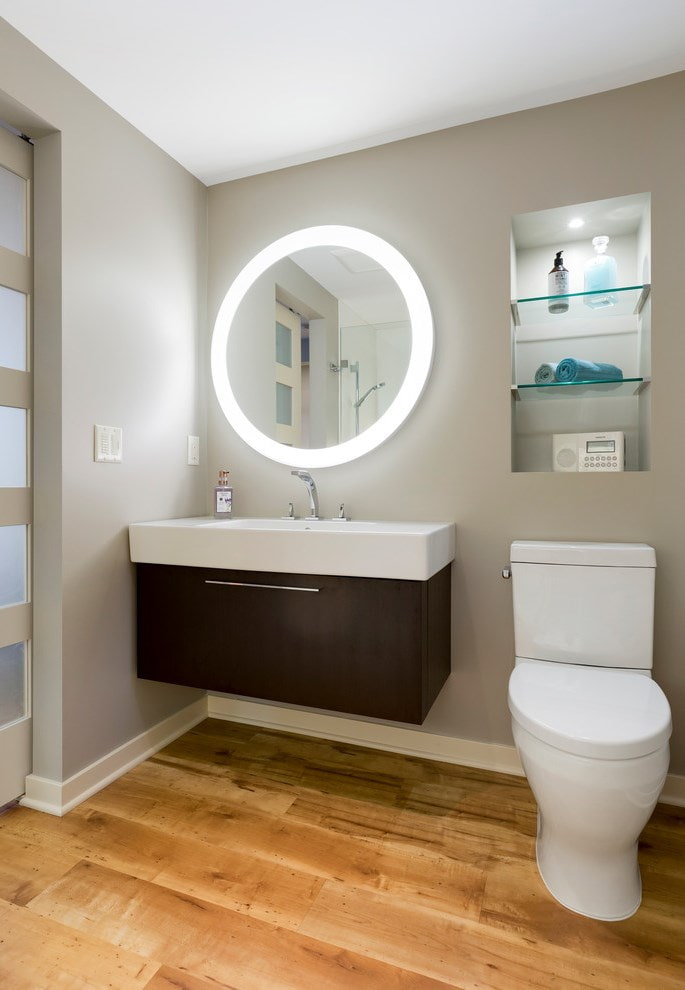 quartz-vinyl tiles imitating wood in the bathroom
