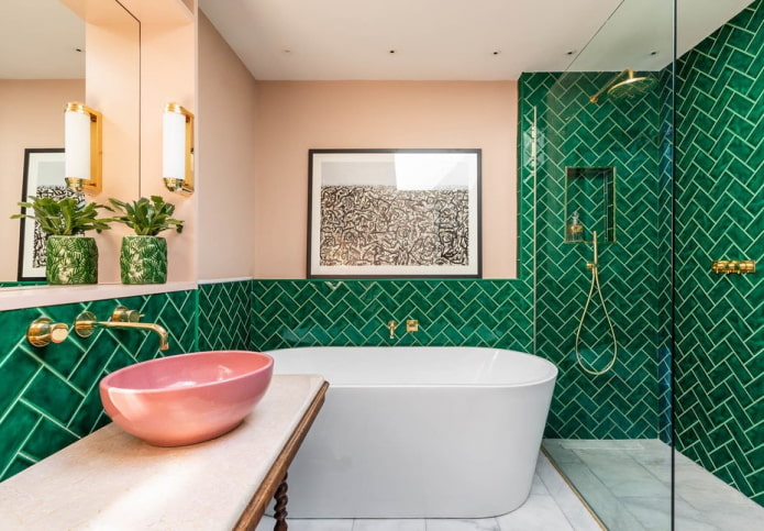 combined finishing in the interior of the bathroom