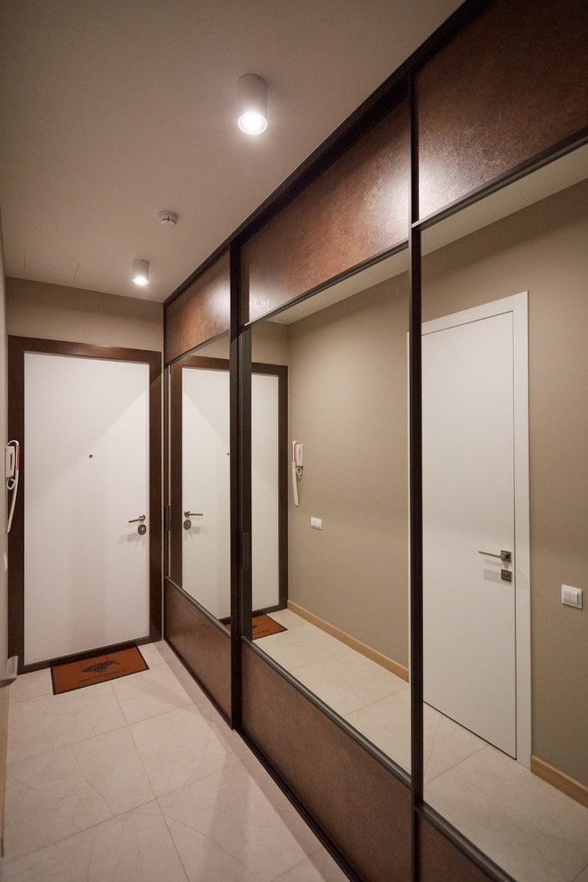 design of cabinets in the interior of the corridor