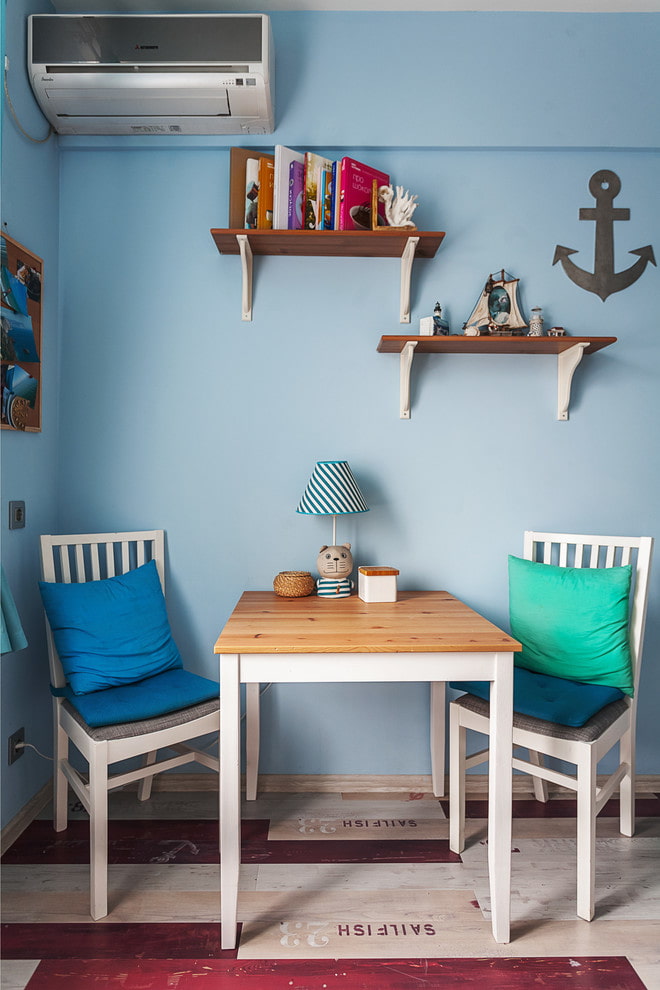 shelves above the table in the interior of the kitchen