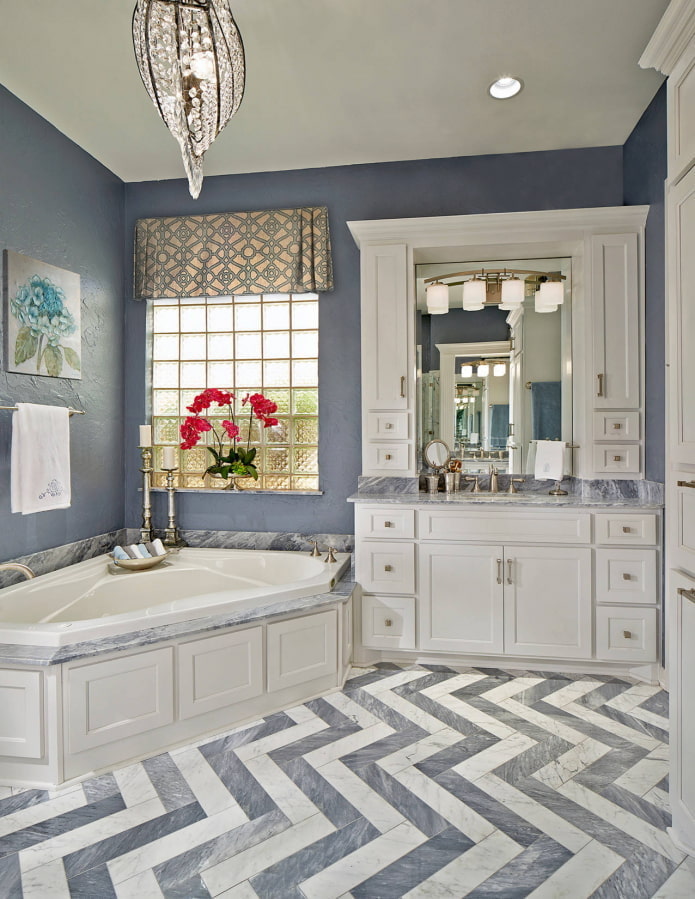 Corner bathtub in a lilac interior